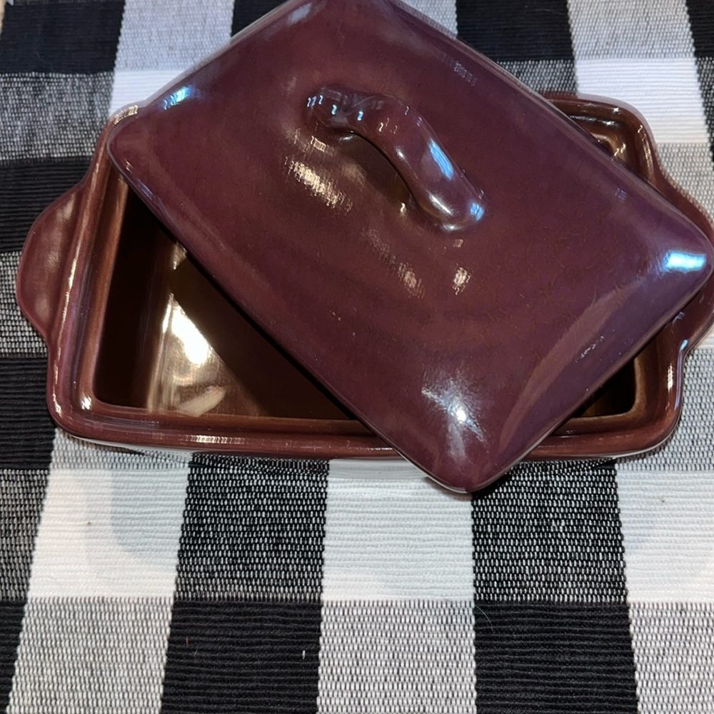 Tastefully Simple baking dish with cover in burgundy 6x4” no chips VGC used once